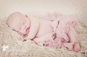 nyfødtfotografering-baby-babybilde-tyllskjørt-nyfødt